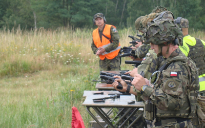 polští vojáci při manipulaci s českou pistolí CZ75 PHANTOM